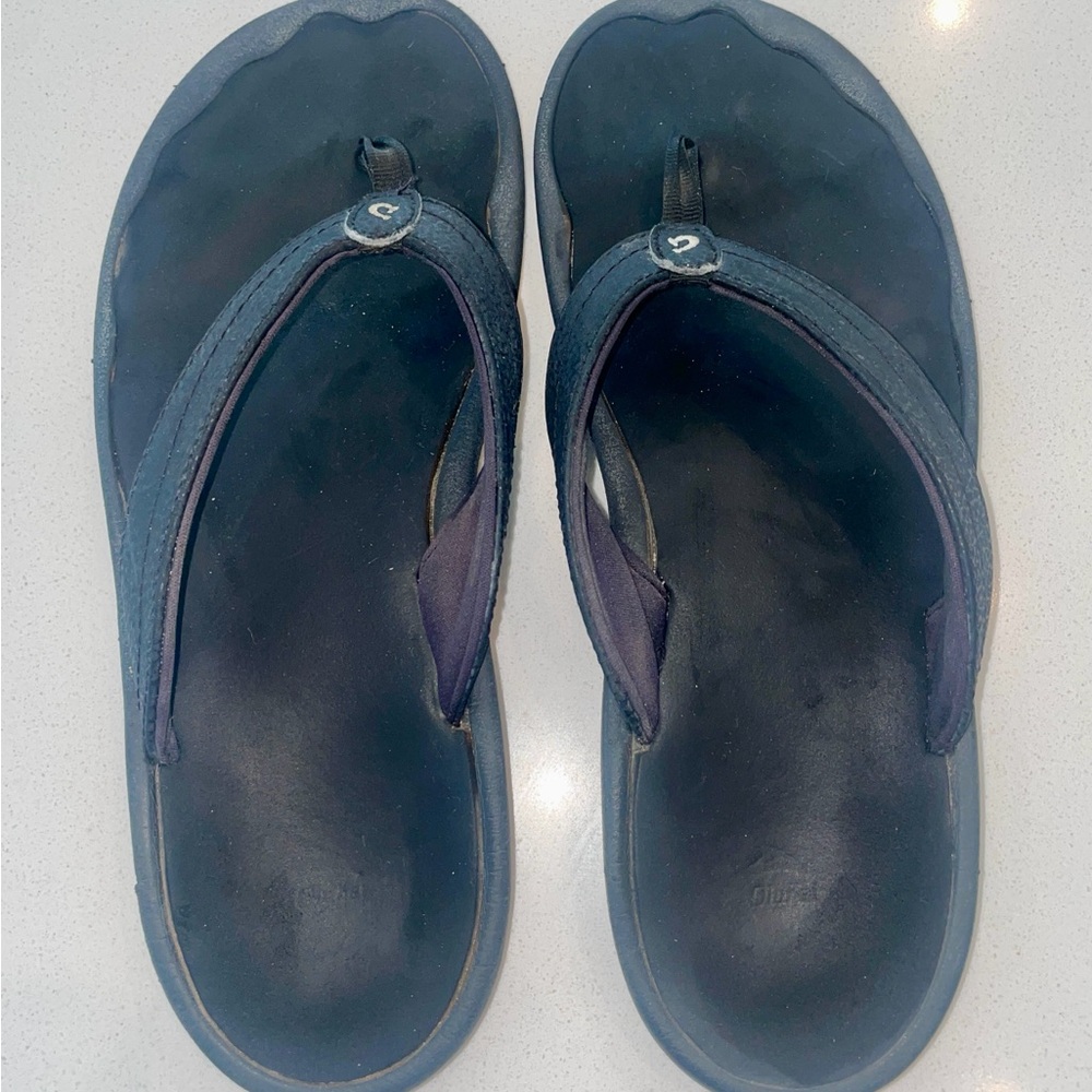 Olukai Women’s Black Flip-flops- size 9